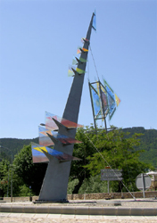 michel STEFANINI - la traverseraie, entrée de la ville de Mende, 2006, acier et verre émaillé, hauteur 12 mètres michel STEFANINI - la traverseraie, entrée de la ville de Mende, 2006, acier et verre émaillé, hauteur 12 mètres