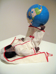 wldrey felipe vasquez - Le Monde ? l'Envers, 15cmX10cm X7cm, Porcelaine, tissu et plastique wldrey felipe vasquez - Le Monde ? l'Envers, 15cmX10cm X7cm, Porcelaine, tissu et plastique