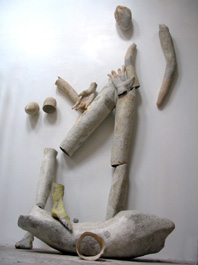 Marie-Pascale DELUEN - La mère démontée, 3mètres, 2005 , pâte à papier. Marie-Pascale DELUEN - La mère démontée, 3mètres, 2005 , pâte à papier.