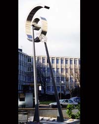 Michell HARTMANN - Spirale de l'eau, 250 x 650 x 240 cm., 2000, acier inox, Fontaine rotative. Michell HARTMANN - Spirale de l'eau, 250 x 650 x 240 cm., 2000, acier inox, Fontaine rotative.