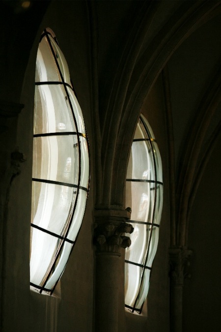 Flavie Vincent Petit Serrière - Voiles bombées, détail des 10 volumes de verre bombé posés devant les vitraux ancien ( 4 à 7m de haut), verre bombé et grisaille blanche, 2008 église de St Vit (25) Flavie Vincent Petit Serrière - Voiles bombées, détail des 10 volumes de verre bombé posés devant les vitraux ancien ( 4 à 7m de haut), verre bombé et grisaille blanche, 2008 église de St Vit (25)