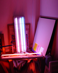Eric MICHEL - Atelier 8, 125x90x125cm, 2004, Installation de neons et plaques de plexi fluo Eric MICHEL - Atelier 8, 125x90x125cm, 2004, Installation de neons et plaques de plexi fluo