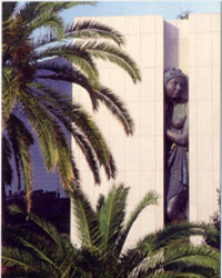 Sacha SOSNO - Hotel Elysées Palace - Il faut en toute chose préférer l'intérieur à l'extérieur - Bronze + Granit - 26 mètres - 1987 Sacha SOSNO - Hotel Elysées Palace - Il faut en toute chose préférer l'intérieur à l'extérieur - Bronze + Granit - 26 mètres - 1987