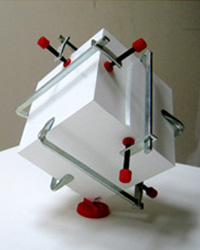 Christian GLOBENSKY (globe'n'sky) - Mines, plexiglass et serre-joints, 25X25X25cm Christian GLOBENSKY (globe'n'sky) - Mines, plexiglass et serre-joints, 25X25X25cm