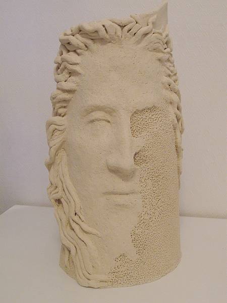 AMAL ELIAS-BAAKLINI - Reine, h:51 cm, diamètre:32 cm,2009,Grès cuit,pièce unique. AMAL ELIAS-BAAKLINI - Reine, h:51 cm, diamètre:32 cm,2009,Grès cuit,pièce unique.