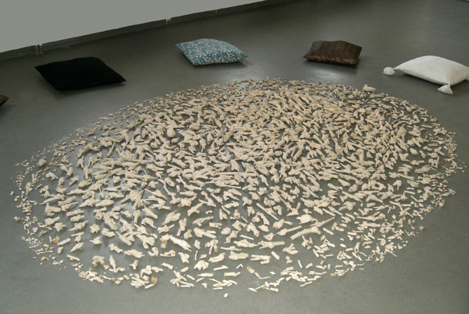 Anne-Marie SCHOEN - Conversation. Installation Coussins, Céramique. 500*500cm. Conclusion d' une action interactive en ville. Académie des beaux arts Wroclaw Pologne Anne-Marie SCHOEN - Conversation. Installation Coussins, Céramique. 500*500cm. Conclusion d' une action interactive en ville. Académie des beaux arts Wroclaw Pologne