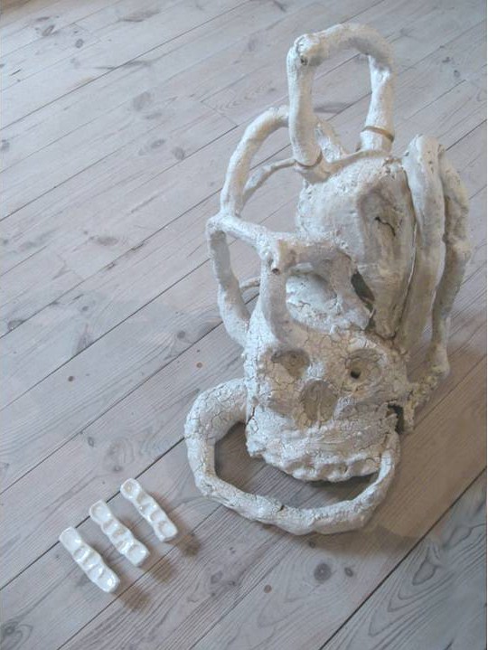 Anne-Marie SCHOEN - Usage perdu, vanité, pièce pour un nouveau banquet. H=60cm. 2010. Céramique. Installation Galerie Empreintes 63970 Aydat. Anne-Marie SCHOEN - Usage perdu, vanité, pièce pour un nouveau banquet. H=60cm. 2010. Céramique. Installation Galerie Empreintes 63970 Aydat.
