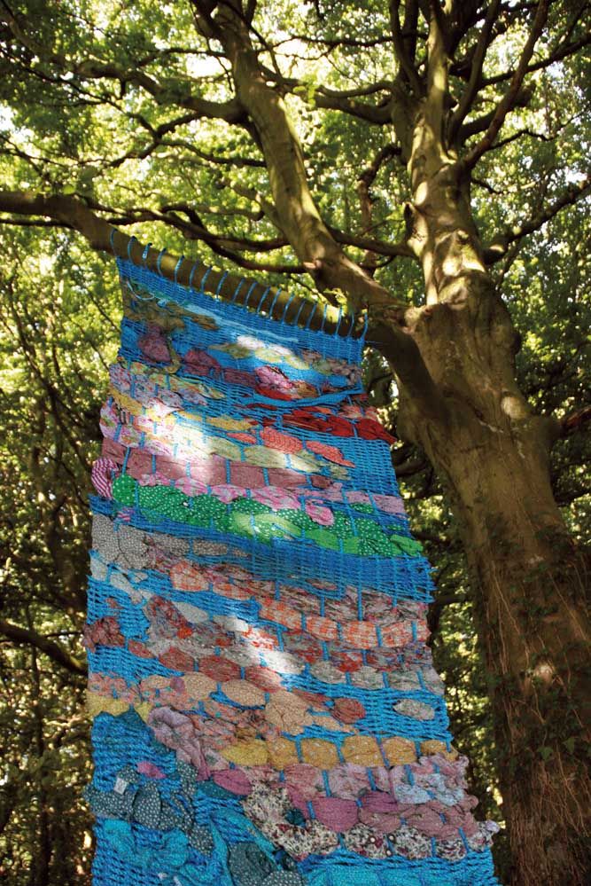 Béatrice Saurel - Nature Humaine 4 © - Intervention sur le site d'arbre à loques de Sénarpont - août 2011 Béatrice Saurel - Nature Humaine 4 © - Intervention sur le site d'arbre à loques de Sénarpont - août 2011