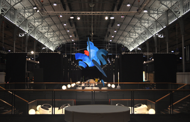 CARLO WIELAND - Aérial #34, sculpture mobile, métal polychrome, 360 cm x H 400 cm, Grande Halle de La Villette CARLO WIELAND - Aérial #34, sculpture mobile, métal polychrome, 360 cm x H 400 cm, Grande Halle de La Villette