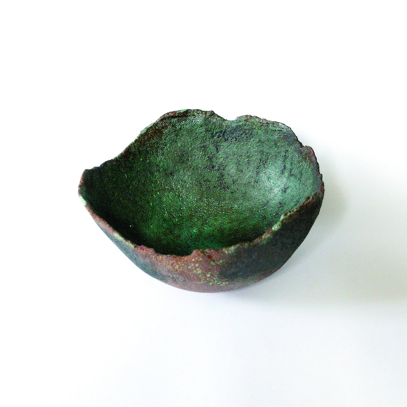 CECILE LISBONIS - tianlande - diamètre 16 cm - 2010- Grès brun - Oxyde - Email CECILE LISBONIS - tianlande - diamètre 16 cm - 2010- Grès brun - Oxyde - Email