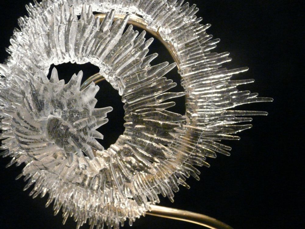 Carolyn Rogers - Spirale bleue n1, 50 cm x 50 cm, 2010, verre fusionné à haute température Carolyn Rogers - Spirale bleue n1, 50 cm x 50 cm, 2010, verre fusionné à haute température