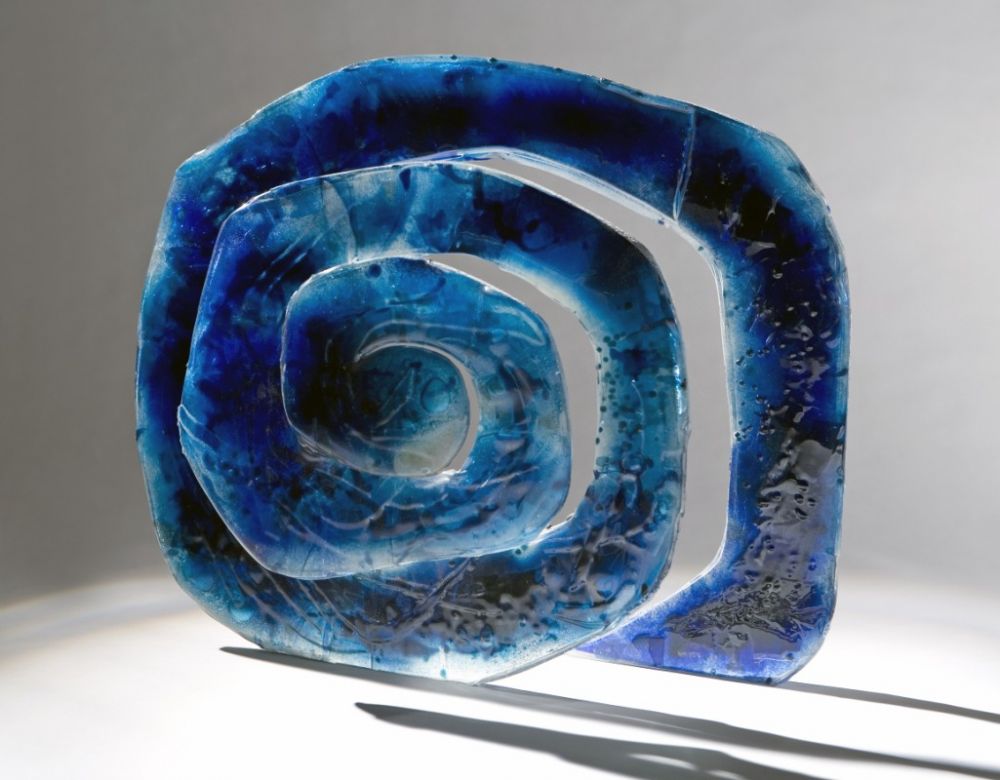 Carolyn Rogers - Spirale bleue n°2, 50cm x 50 cm, 2010, verre fusionné à haute température Carolyn Rogers - Spirale bleue n°2, 50cm x 50 cm, 2010, verre fusionné à haute température