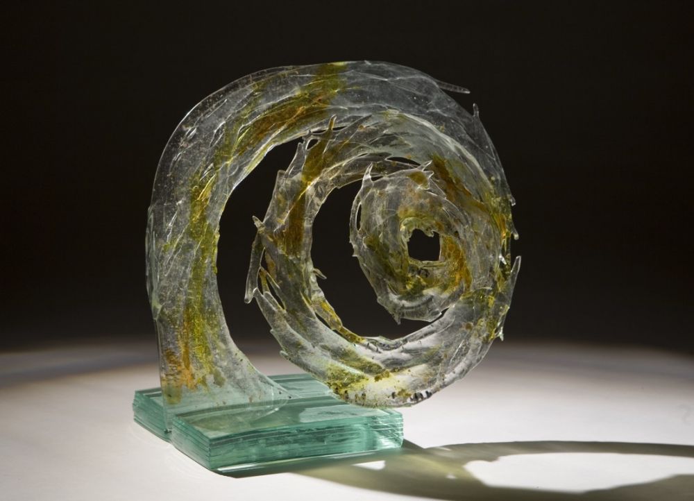 Carolyn Rogers - Spirale jaune n°2, 30 cm x 30 cm, 2019, verre fusionné à haute température Carolyn Rogers - Spirale jaune n°2, 30 cm x 30 cm, 2019, verre fusionné à haute température
