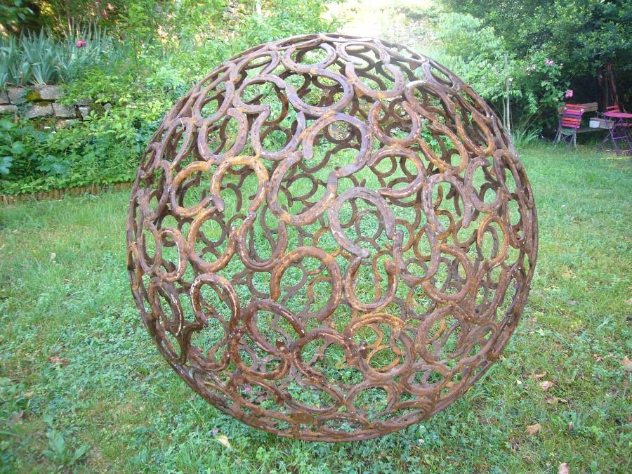 Charly Kruse - La Boule du Bonheur, diamètre 1,40 m, juillet 2011 Charly Kruse - La Boule du Bonheur, diamètre 1,40 m, juillet 2011