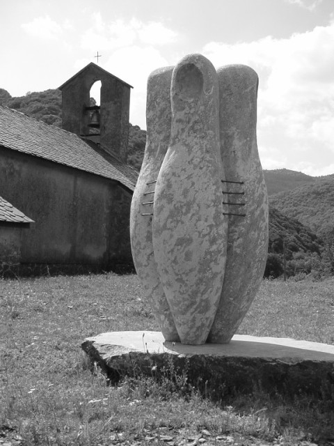 David Léger - Solidarité, 250 x 70 x 70 cm, 2007, Marbre de Caunes-minervois David Léger - Solidarité, 250 x 70 x 70 cm, 2007, Marbre de Caunes-minervois