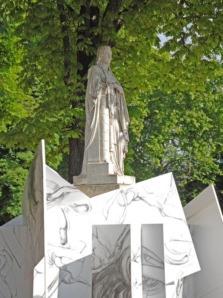 Elisabeth, WELA, Wierzbicka - « Château des cartes pour la Reine Ste Clotilde » Jardins du Luxembourg, 2006, technique mixte Elisabeth, WELA, Wierzbicka - « Château des cartes pour la Reine Ste Clotilde » Jardins du Luxembourg, 2006, technique mixte