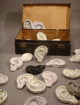 Florence Baudin - Secrets de famille, 2011, 200 x 158 x 80 cm, plâtre, papier, encre et valise Florence Baudin - Secrets de famille, 2011, 200 x 158 x 80 cm, plâtre, papier, encre et valise