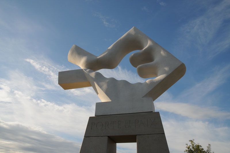 Gérard GUY - Porte de la Paix, 420 x 200 x 60 cm, 2000, pierre de Lens Gérard GUY - Porte de la Paix, 420 x 200 x 60 cm, 2000, pierre de Lens