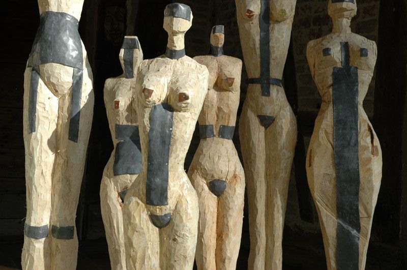 Gérard GUY - Demoiselles d'Amsterdam, 150 cm en moyenne, 2011, bois et plomb Gérard GUY - Demoiselles d'Amsterdam, 150 cm en moyenne, 2011, bois et plomb