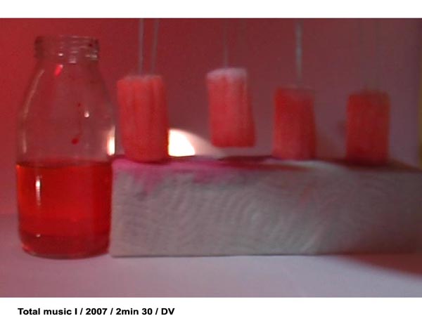 J.K. Lee - « Total music I », 2007, dimension variable, video numérique J.K. Lee - « Total music I », 2007, dimension variable, video numérique