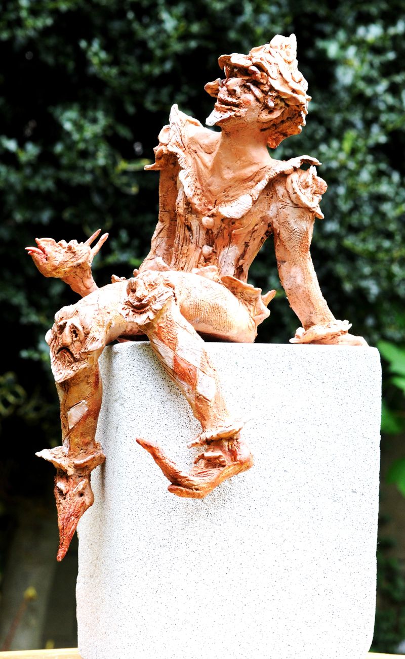 JO LE BOUDER - fou cherché-fou perché, hauteur 60 cm, 2010, terre cuite patinée JO LE BOUDER - fou cherché-fou perché, hauteur 60 cm, 2010, terre cuite patinée