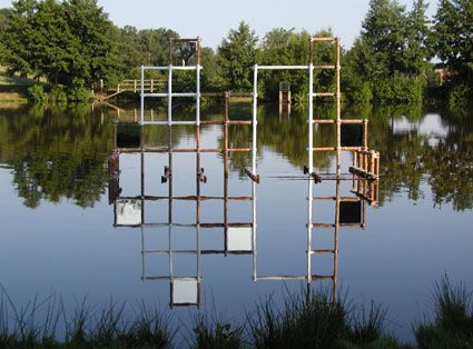 Jean-Marc VOILLOT - La façade flottante, 4,50 m x 3 m x 2,50 m, 2004, installation in-situ Jean-Marc VOILLOT - La façade flottante, 4,50 m x 3 m x 2,50 m, 2004, installation in-situ