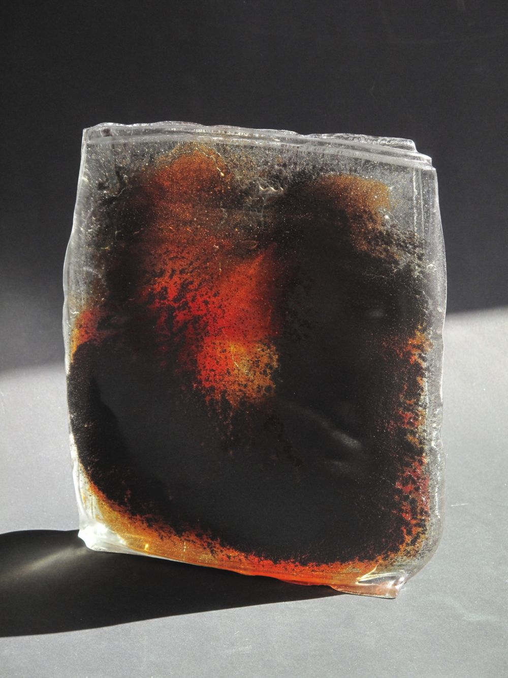 Jean-Pierre DEGUILLEMENOT - Fusion noir/rouge verre fusionné Jean-Pierre DEGUILLEMENOT - Fusion noir/rouge verre fusionné