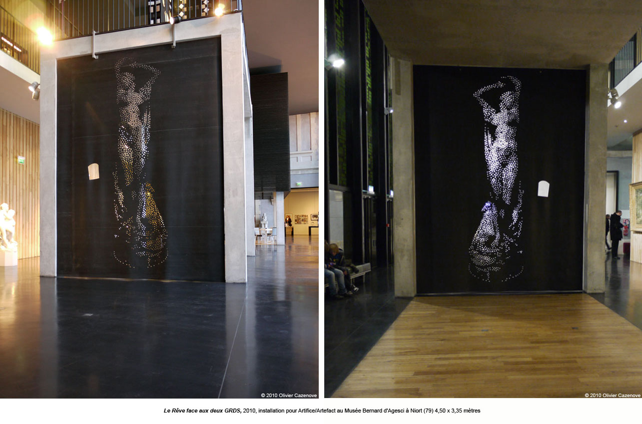 Olivier CAZENOVE - Le Rêve face aux deux GRDS, 2010, installation au Musée Bernard d'Agesci à Niort (79), bâche de caoutchouc perforée, 4,50 x 3,35 mètres Olivier CAZENOVE - Le Rêve face aux deux GRDS, 2010, installation au Musée Bernard d'Agesci à Niort (79), bâche de caoutchouc perforée, 4,50 x 3,35 mètres