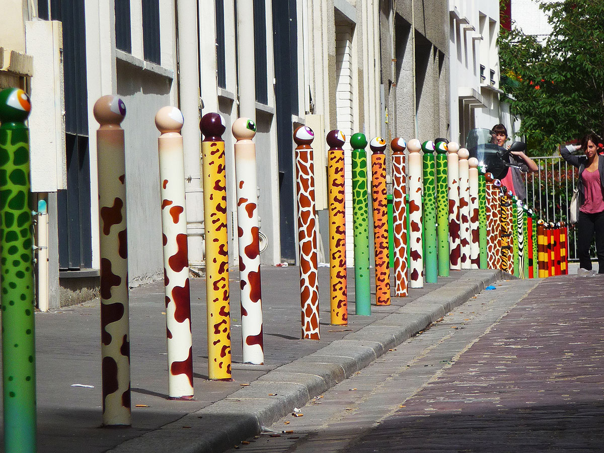 Olivier Le CyKlop - Pochoirs et bombes de peinture sur potelet metallique Olivier Le CyKlop - Pochoirs et bombes de peinture sur potelet metallique