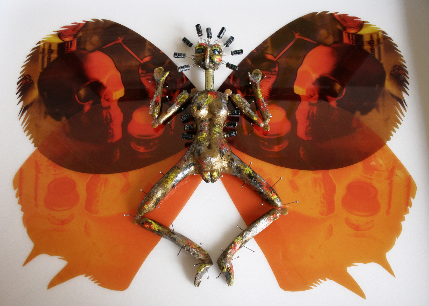 Virginie Héry - MORPHINAE CADAVERIS LILIBETH, 2010-2011, composition technique mixte présentée dans boîte entomologique. Virginie Héry - MORPHINAE CADAVERIS LILIBETH, 2010-2011, composition technique mixte présentée dans boîte entomologique.
