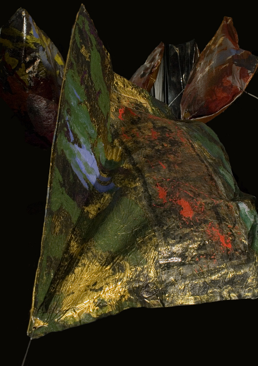christian Mesnage - Lapeint en scène 4 oeuvres de 12x90x40à220x120x60, 2à3kg, 2010, technique mixte sur couverture de survie marouflée sur toile de coton, mise en volume avec des ballons milar christian Mesnage - Lapeint en scène 4 oeuvres de 12x90x40à220x120x60, 2à3kg, 2010, technique mixte sur couverture de survie marouflée sur toile de coton, mise en volume avec des ballons milar