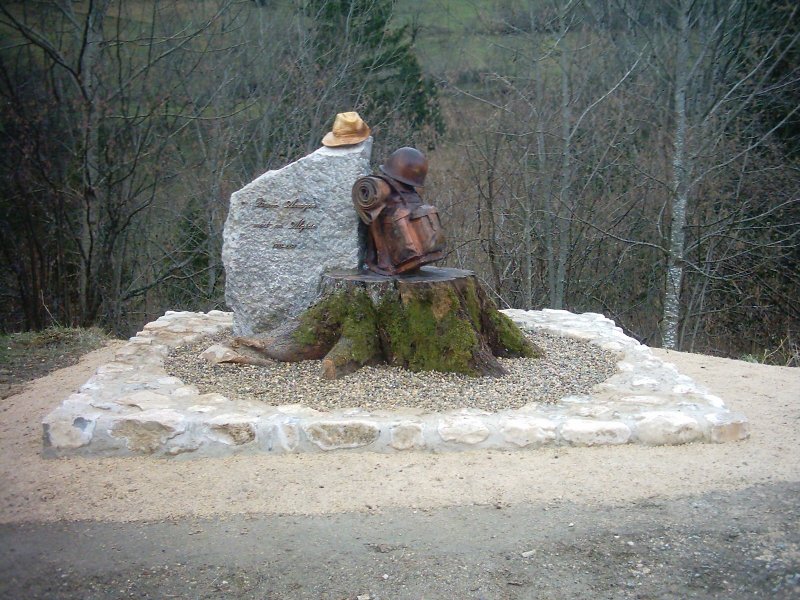 Guy Lafond - Monument commémoratif de la Guerre d'Algérie, 1,50 m, merisier, taille directe Guy Lafond - Monument commémoratif de la Guerre d'Algérie, 1,50 m, merisier, taille directe