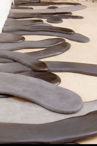 mechthild Kalisky - installation banque de sang,marbre noir de Belgique,partiellement poli,ca 10 m2 mechthild Kalisky - installation banque de sang,marbre noir de Belgique,partiellement poli,ca 10 m2