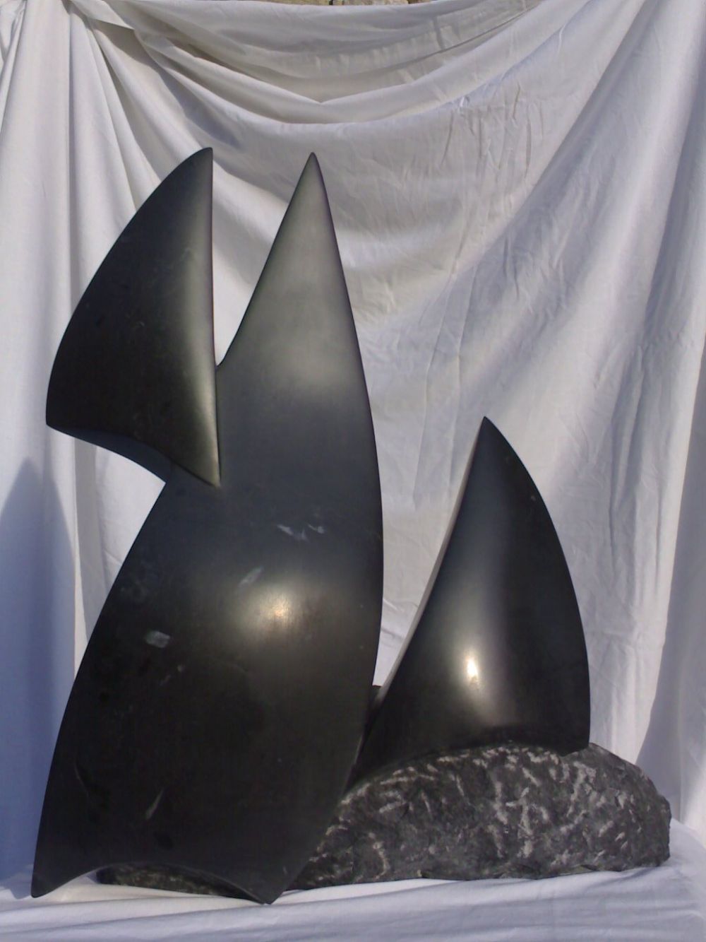 pascal veuillet - Aux limites du temps -marbre noir- h: 59 cmx l: 25 cm x L: 52 cm sculpture en taille directe pascal veuillet - Aux limites du temps -marbre noir- h: 59 cmx l: 25 cm x L: 52 cm sculpture en taille directe