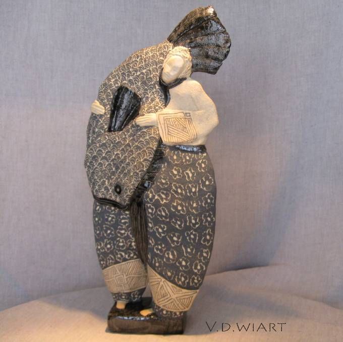 veronique WIART - Personnage portant un poisson ;38cm;20011; Grès émaillé veronique WIART - Personnage portant un poisson ;38cm;20011; Grès émaillé