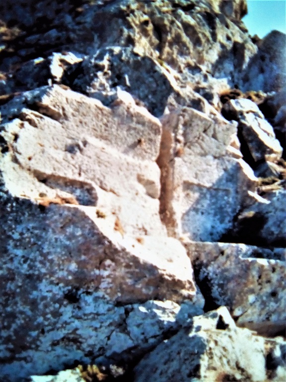 LE ROCHER SACRÉ (Mont Mesa Vouno- SANTORIN)