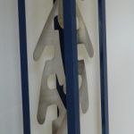 T267sculpture alu peint 192x28x33 sur socle alu (2)