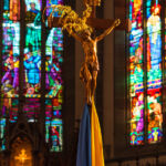 Crucifix. Blue Yellow par Elena Dijour