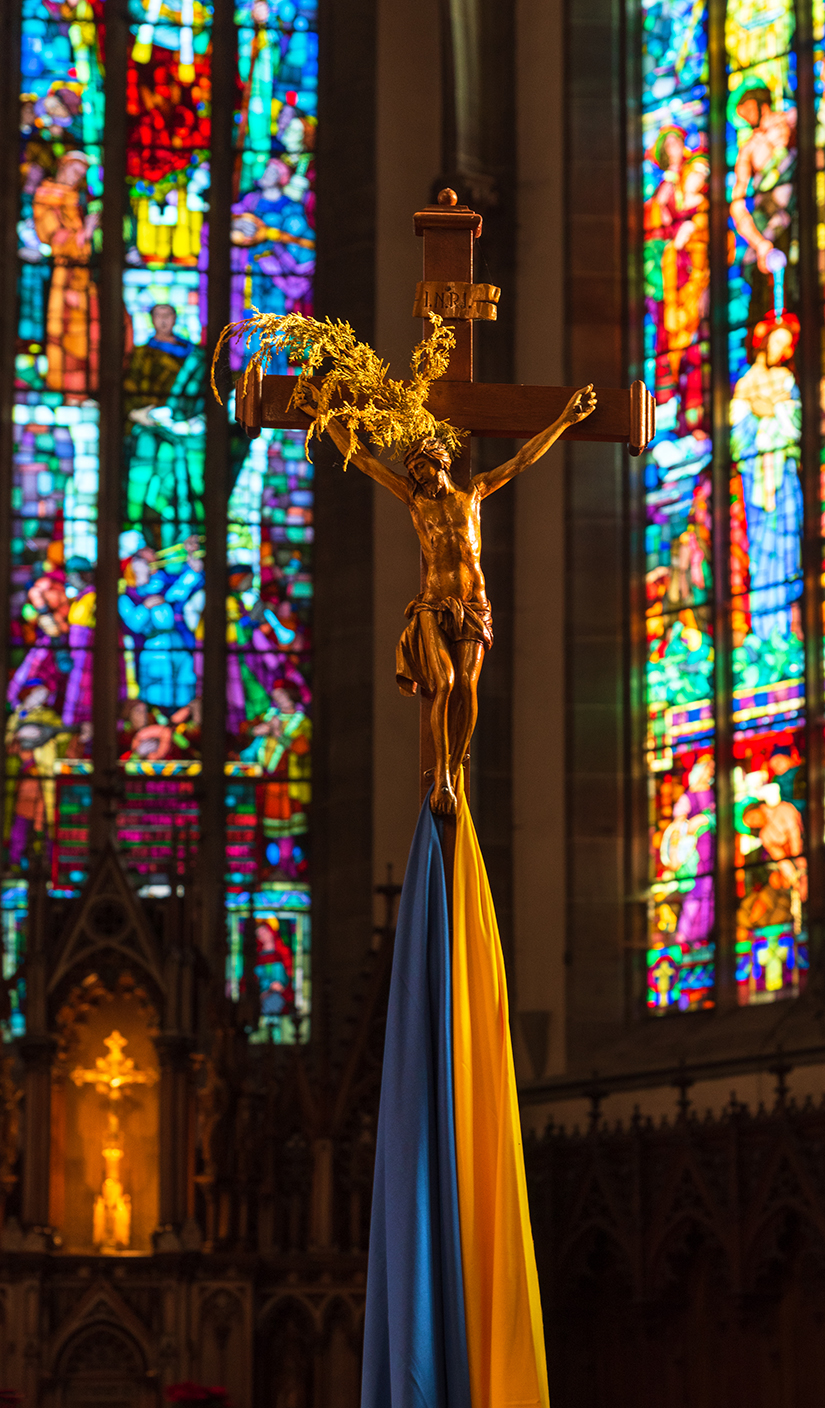 crucifix-blue-yellow