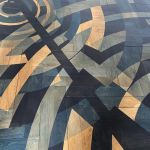 Design sur parquet chêne