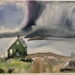 maisons vertes sous un ciel d'orage