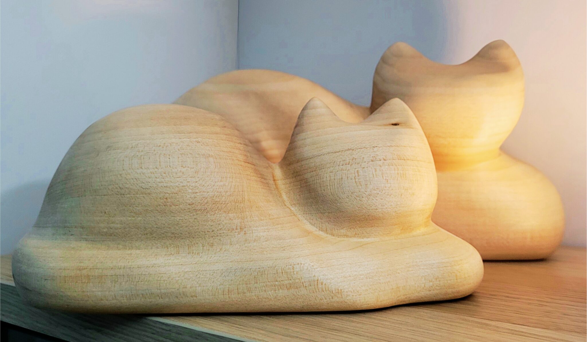 sculpture-de-petit-chat-avec-sa-mere-chatte