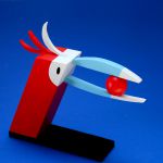 Un oiseau - une cerise