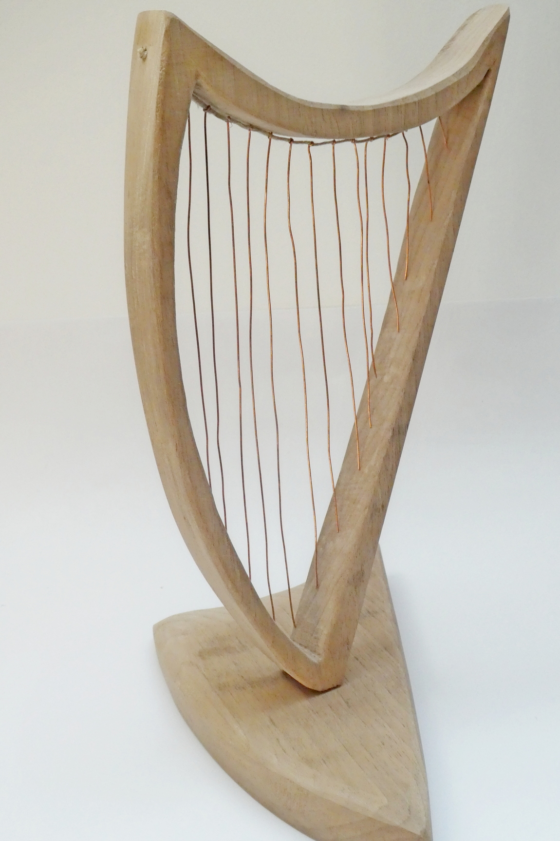 harpe-celtique-bois-et-fil-de-cuivre