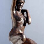 APHRODITE ACCROUPIE BRONZE PATINÉ 41CM