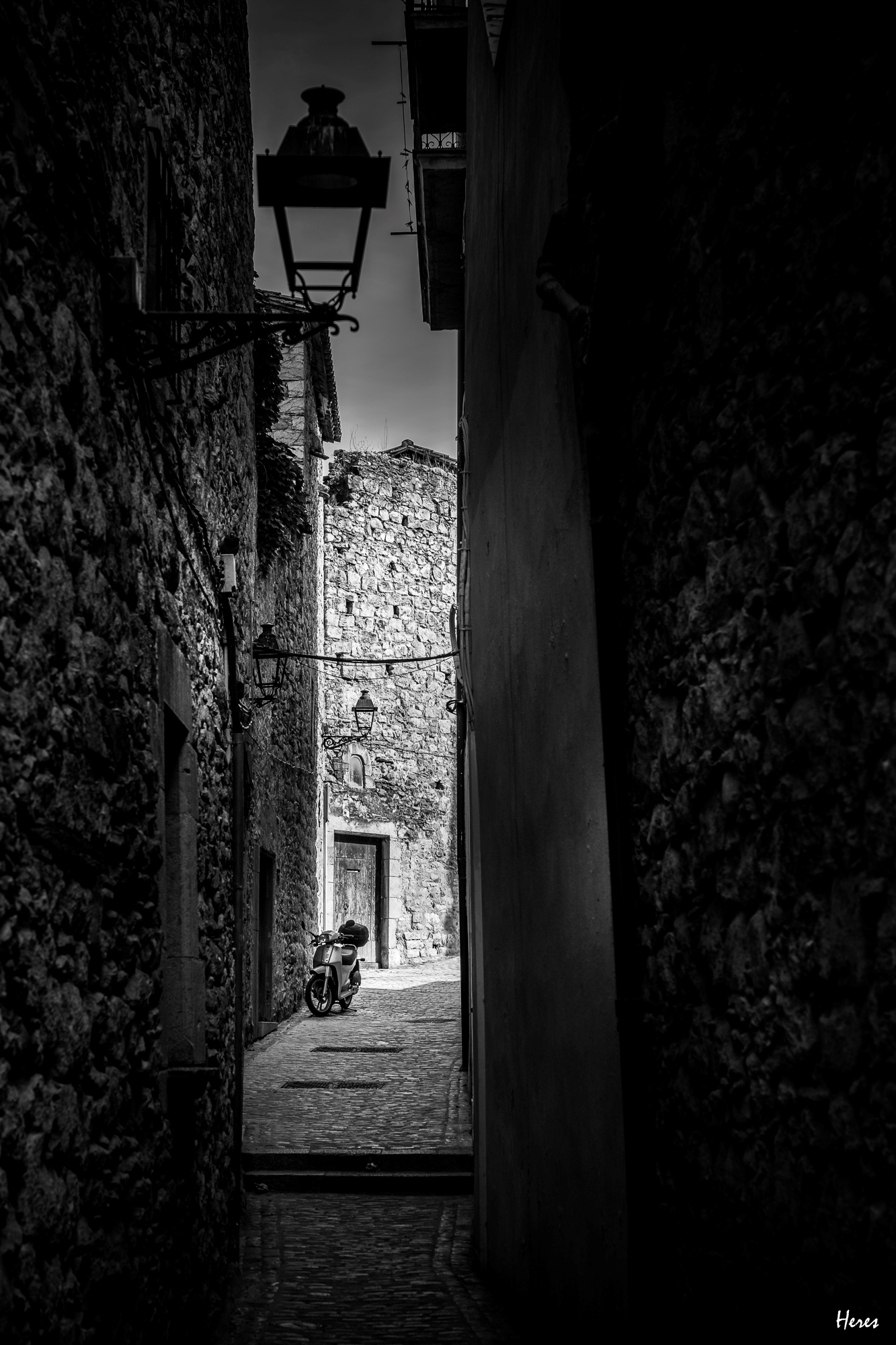 vieille-rue-au-scooter