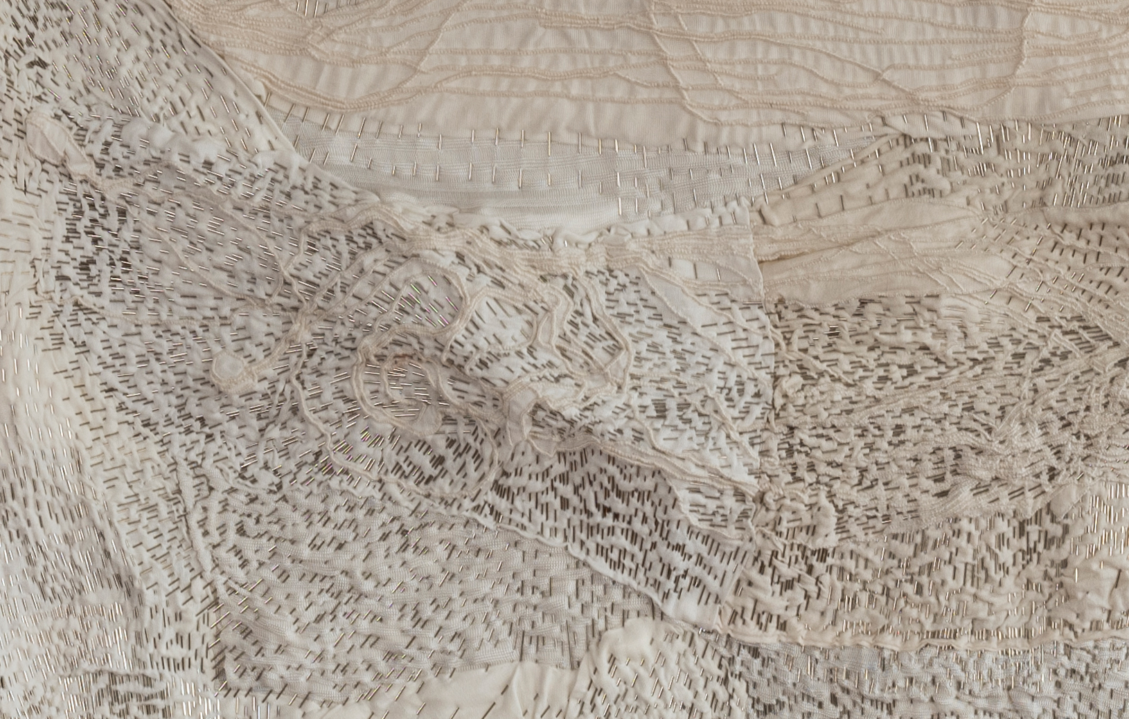 detail-bons-vents-serie-des-cartographies-2015-tissus-divers-broderies-et-epingles-120-x-40-cm-lp-calcavechia-fabien