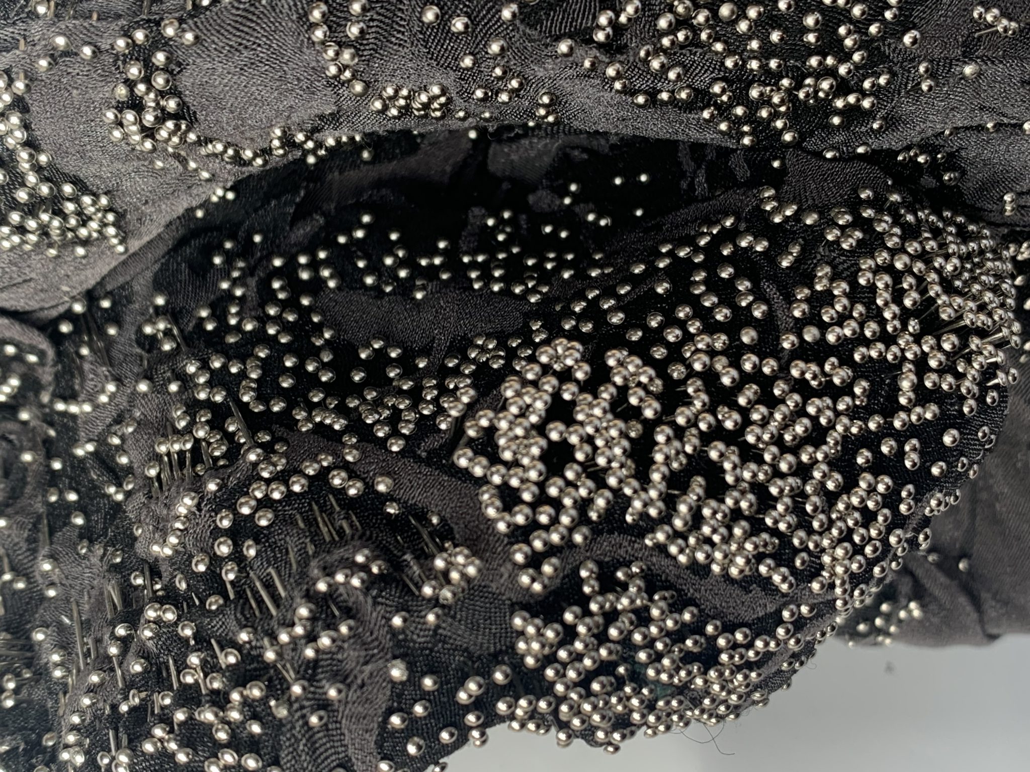 detail-la-possibilite-de-la-catastrophe-2023-sculpture-murale-en-tissus-et-epingles