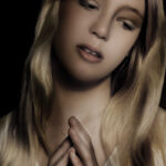 ADORATION OF THE LAMB par Julianne Rose