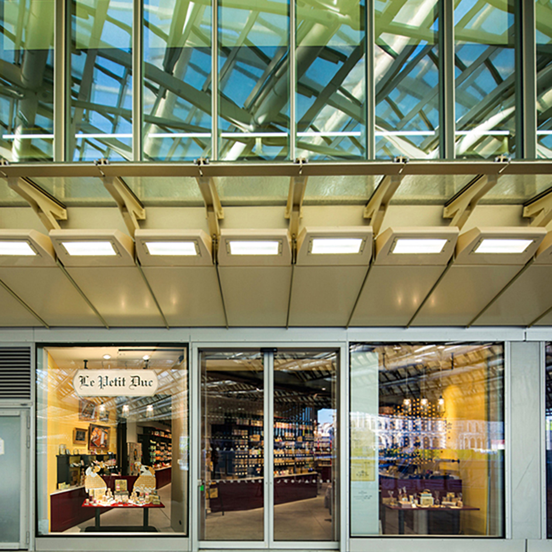 le-petit-duc-creation-de-la-vitrine-et-visual-merchandising-a-linterieur-de-la-boutique-paris